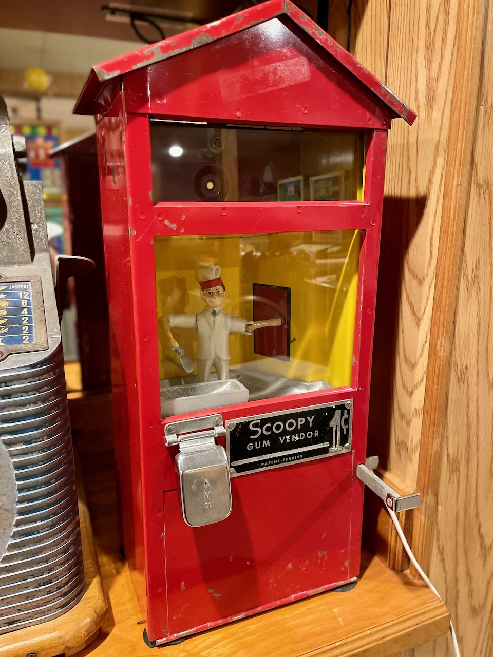 MANIKIN SCOOPY GUM VENDOR